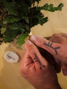 Tatouage-chamanique-pouce-1